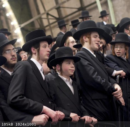 Satmar-Hasidic-Jews-attend-a-mass-gathering-in-the-Brooklyn-borough-of-New-Y-2.jpg - 105kB